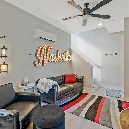 Villa 10 Min Drive Downtown, Roof Deck, Pet Friendly